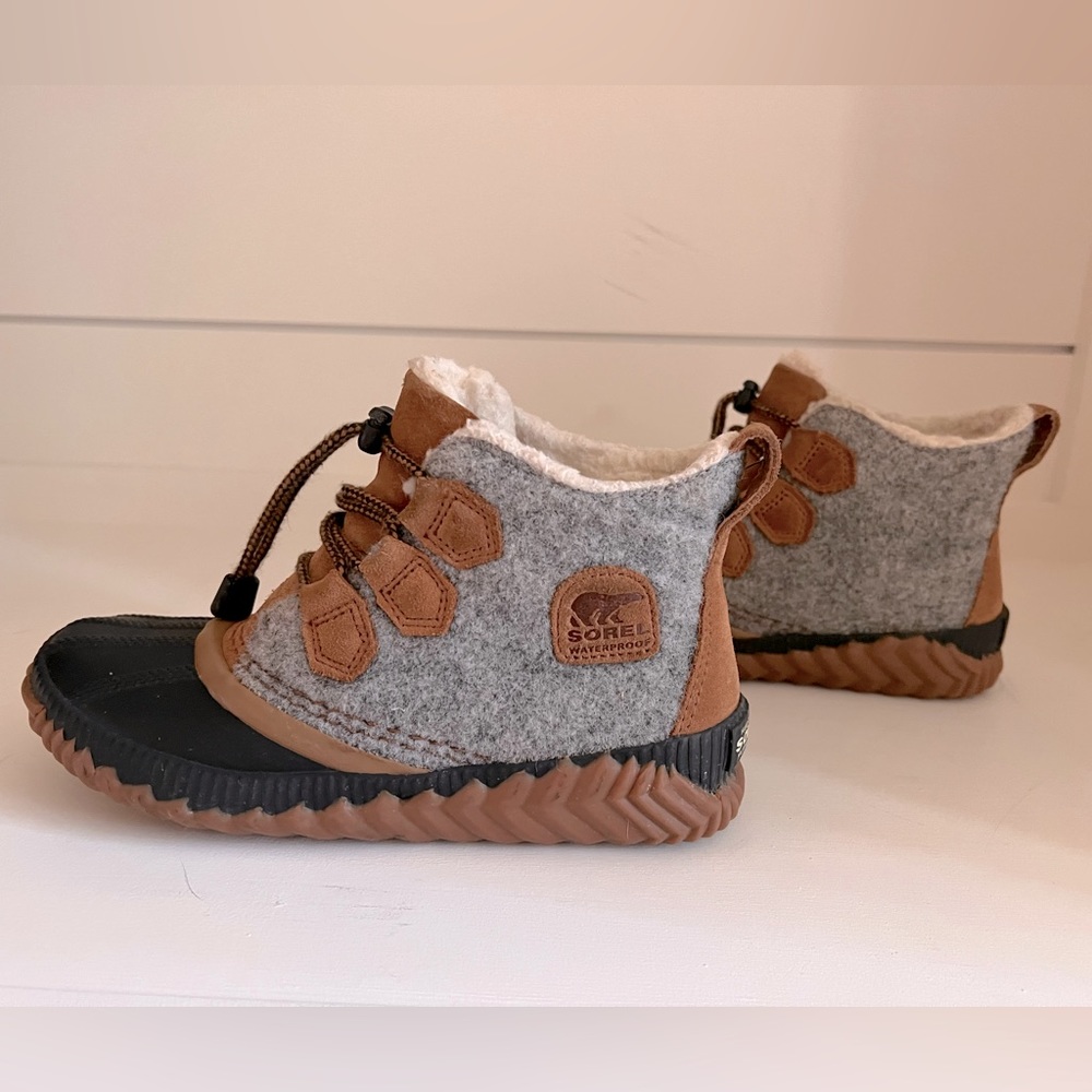 Sorel Out N About Boots - size 3